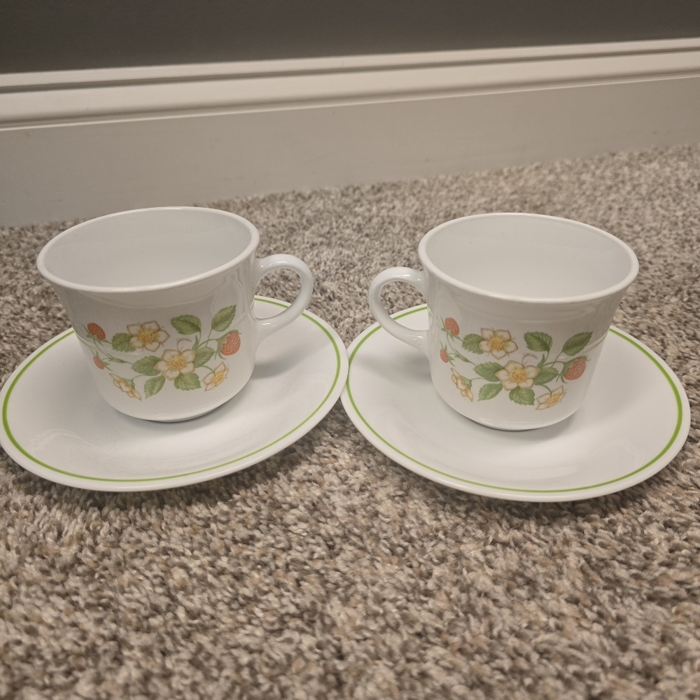 Vintage 1980 Corelle Strawberry Bush Pattern Set of two tea cups and sau…